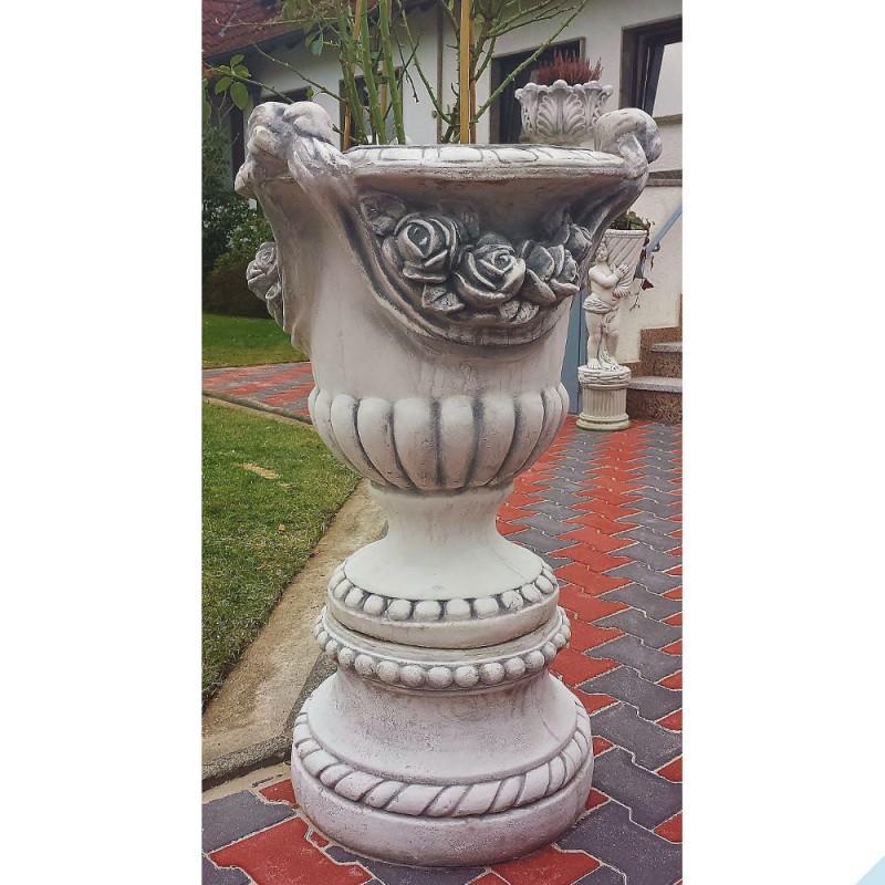 Große Amphore aus Steinguss mit romantischem Rosenmotiv und Sockel Große Amphore aus Steinguss mit romantischem Rosenmotiv und Sockel