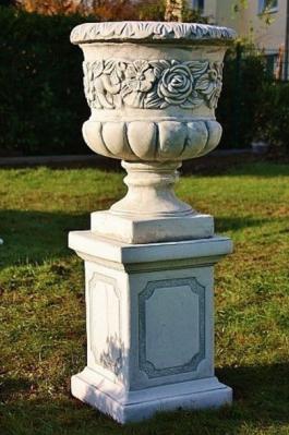 Gro&szlig;e Amphore aus Steinguss mit wundervollem Blumenmotiv und Sockel