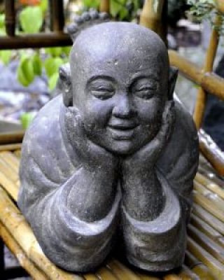 Steinfigur liegender M&ouml;nch 