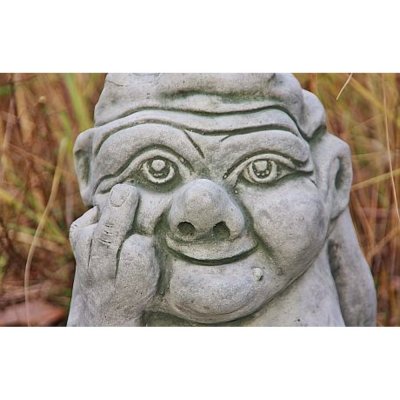 Steinfigur freche Oma gro&szlig;