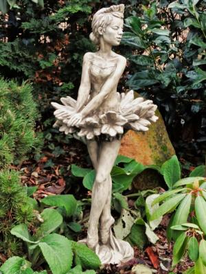 Steinfigur Bl&uuml;tendame Kornblume