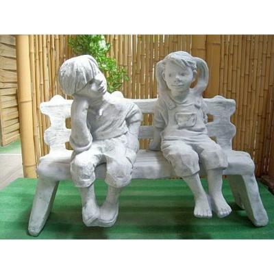 Bezauberndes junges P&auml;rchen auf einer Bank